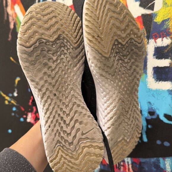 Women’s Nike Sneakers - Picture 6 of 7